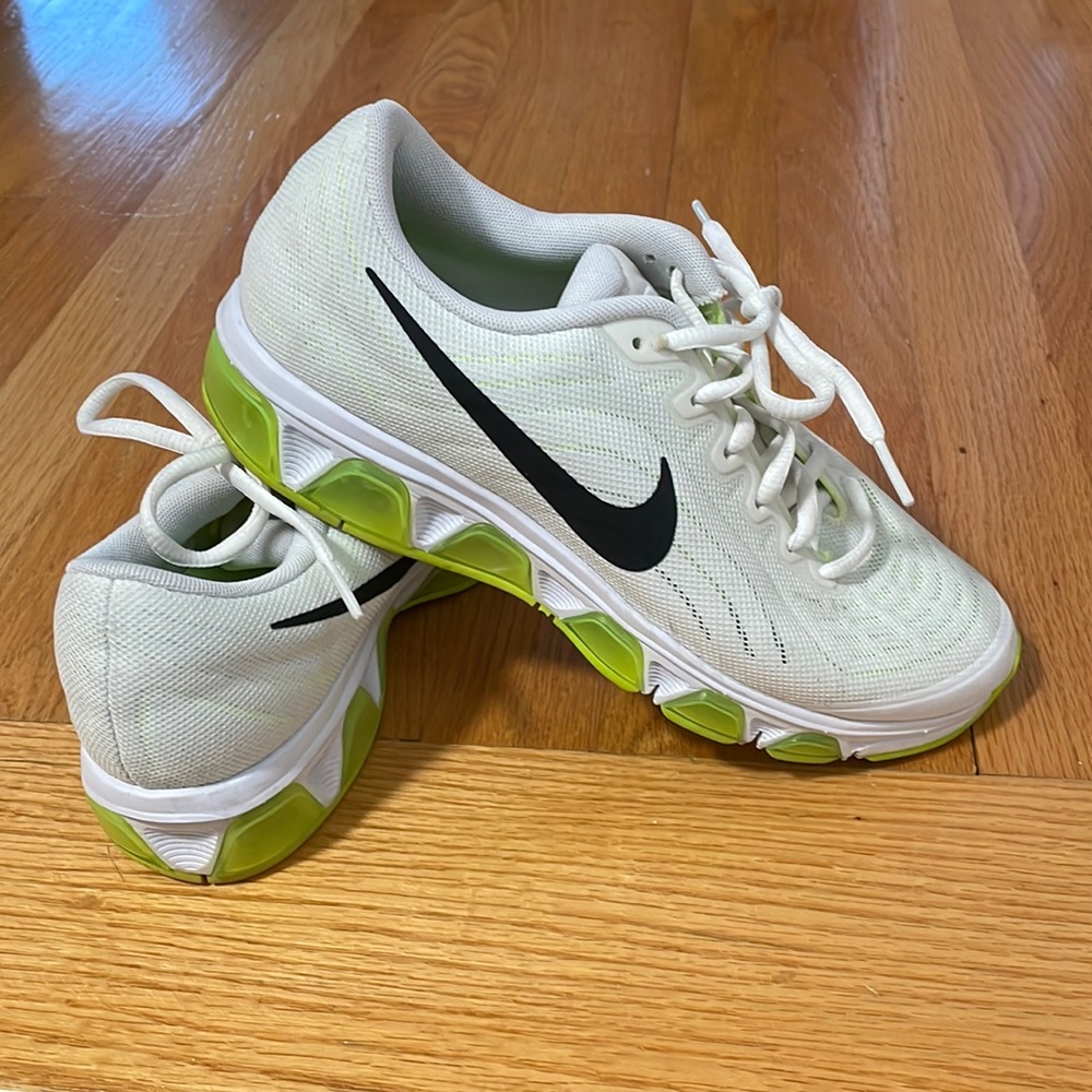 Womens Nike sneakers. Great condition. Only worn a few times.